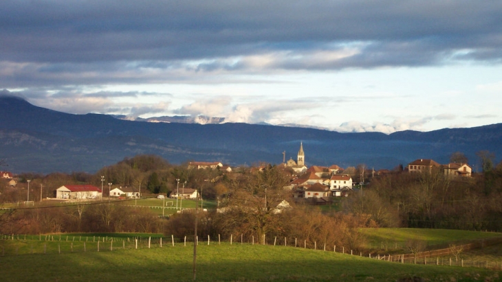 Le clocher devant le massif de Chartreuse - La Bâtie-Divisin