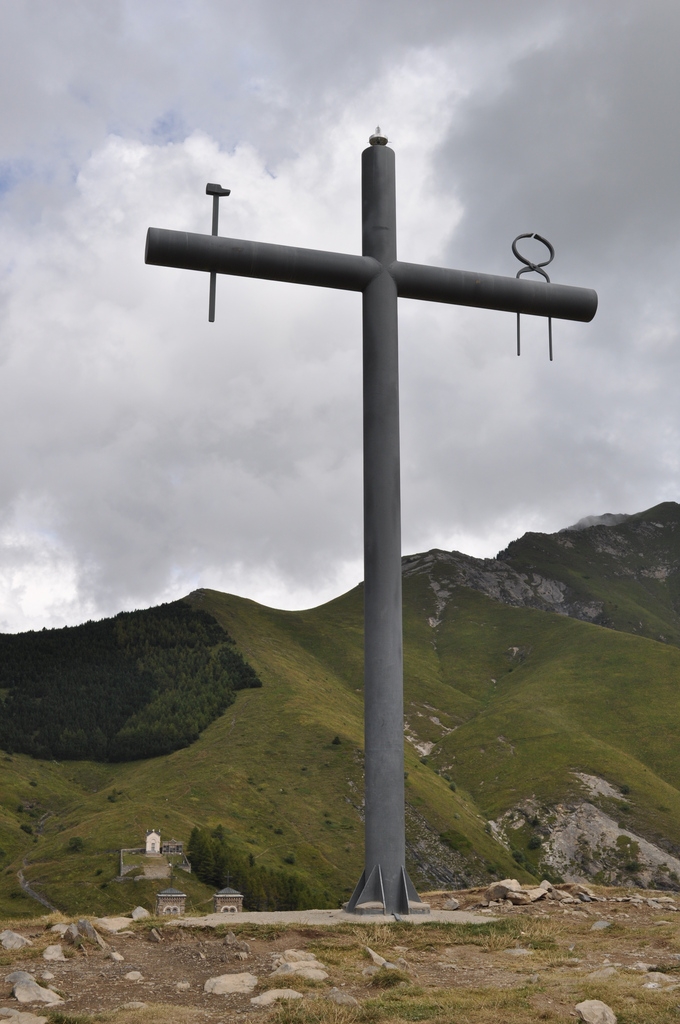 Une Croix Sallettine domine la Basilique - La Salette-Fallavaux