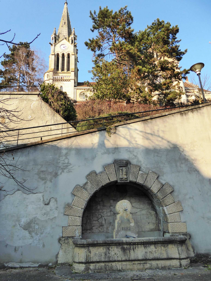 L'église au dessus de la fontaine - La Tour-du-Pin