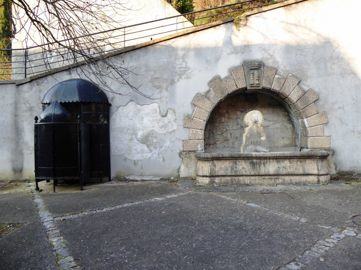 Rue d'Italie : la fontaine - La Tour-du-Pin