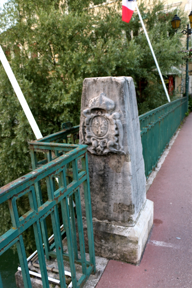 Borne-royale-a-pont-de-beauvoisin, borne frontière avec les armes du Dauphiné. - Le Pont-de-Beauvoisin