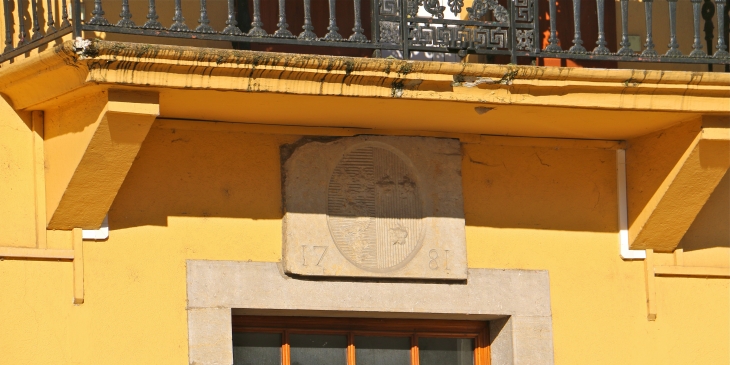 Blason au-dessus de la porte de l'Hotel de Ville. - Le Pont-de-Beauvoisin