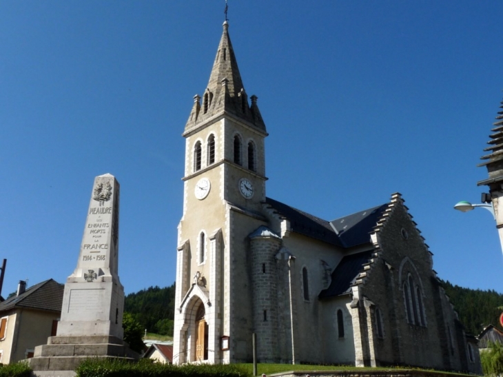 L'église et le monuments aux morts - Méaudre