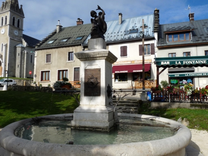 La fontaine sur la place du village - Méaudre