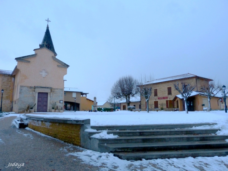 Meyrié. Place du village.