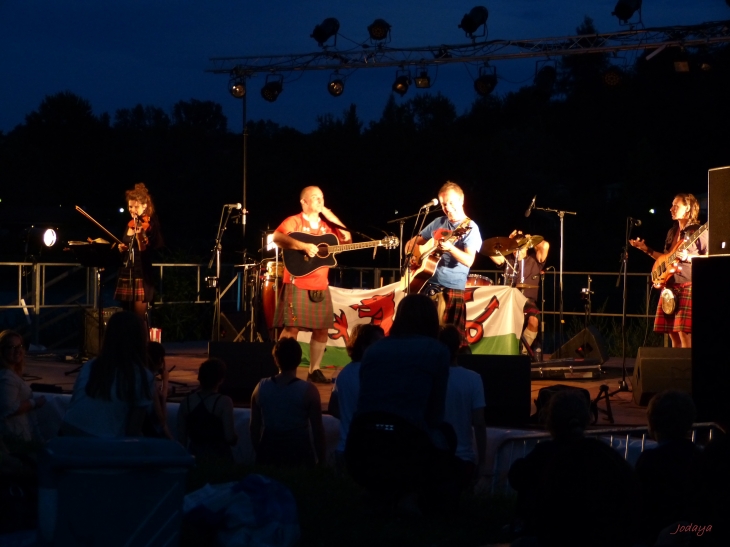 Meyrieu-les-Étangs. Mirrorfield et son rock Celtique. 19 juillet 2014.