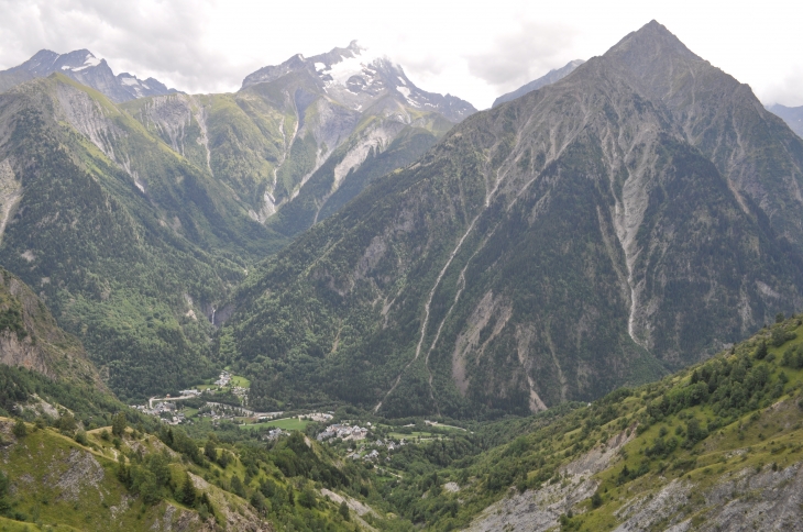 La Muzelle et dans le creux, le village de Vénosc - Mont-de-Lans