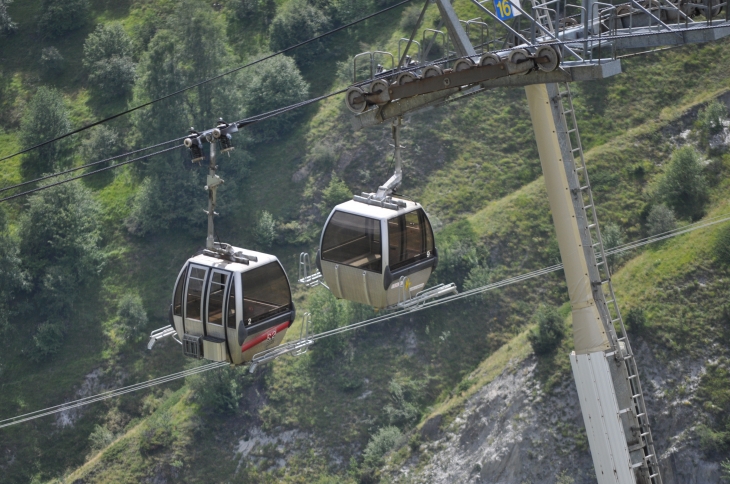 Les Télécabines entre Mont-de-Lans et Vénosc