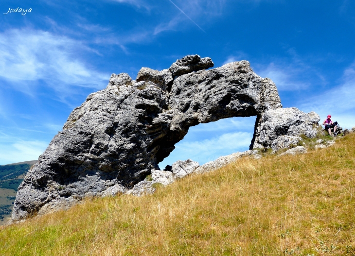 Pierre-Châtel. La Pierre Percée, côté Sud.