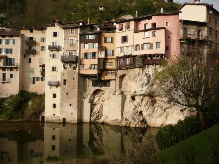 LES  MAISONS SUSPENDUES - Pont-en-Royans