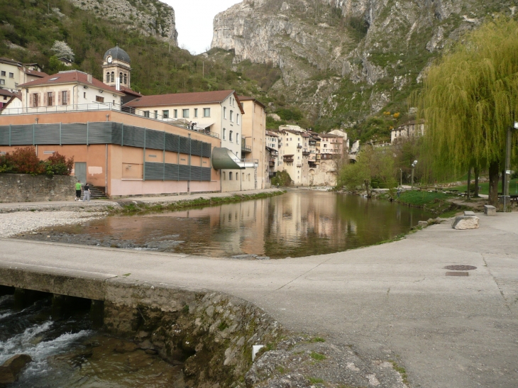 Vue sur le quai de la Bourne avec au premier plan le musee de l'eau - Pont-en-Royans