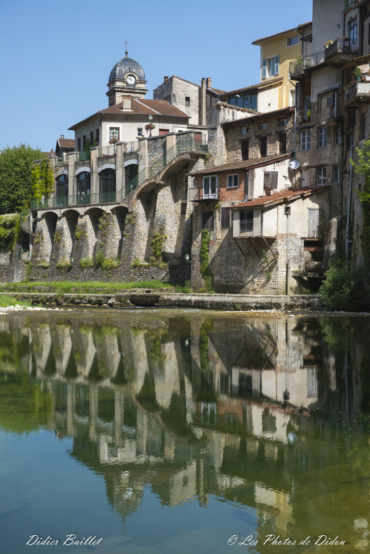 L'église et les maison suspendues se reflètent dans la Bourne - Pont-en-Royans