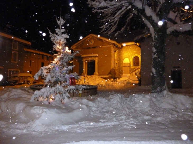 Eglise et Place du village - Rovon