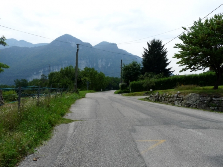 En montée vers le village - Rovon