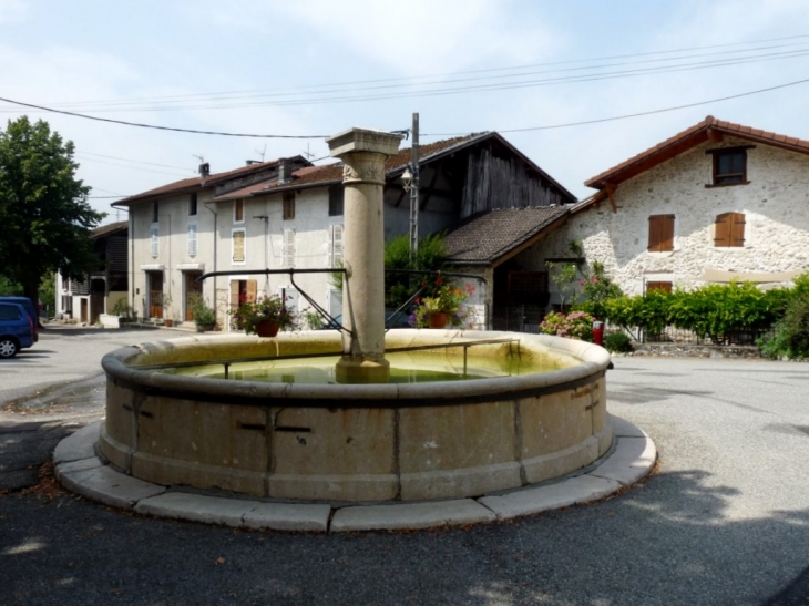 La fontaine sur la place du village - Rovon