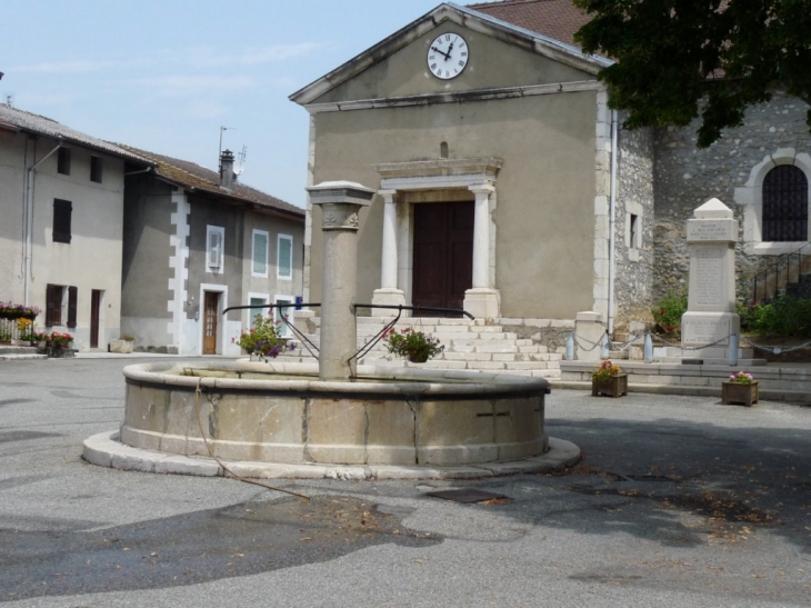 La fontaine sur la place du village - Rovon