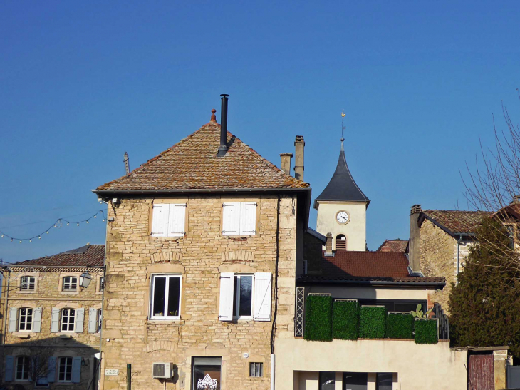 Le clocher derrière les maisons - Saint-Alban-de-Roche