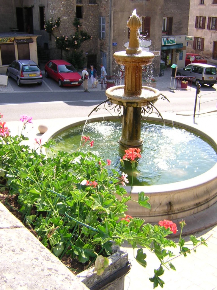 Fontaine vue du parvis - Saint-Chef