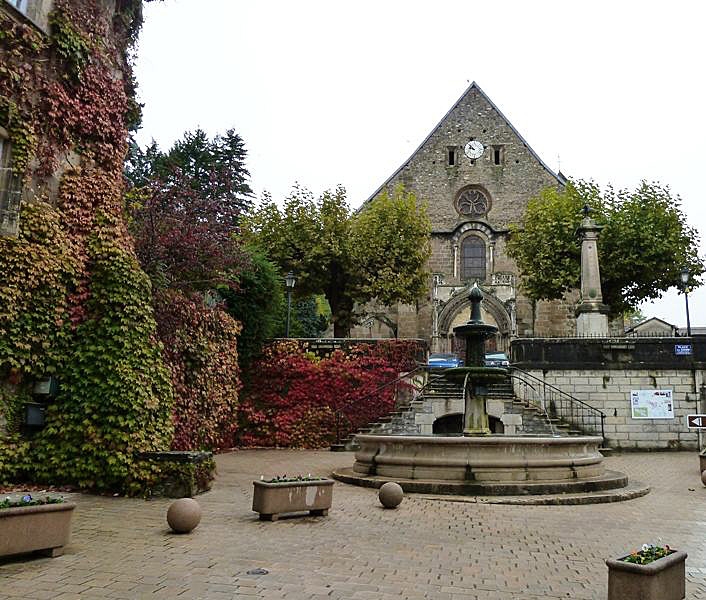 Devant l'abbatiale - Saint-Chef