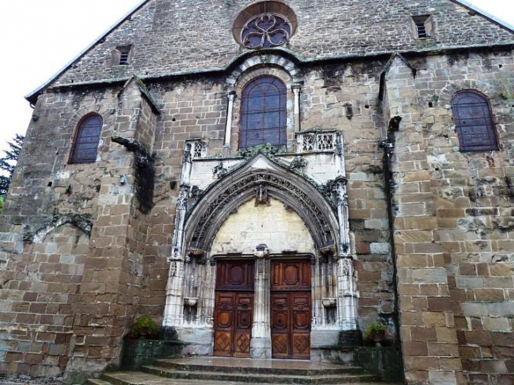 L'entrée de l'abbatiale - Saint-Chef