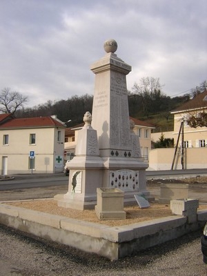 Monument aux morts déplacé - Saint-Clair-de-la-Tour