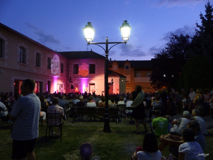 Saint Jean de Bournay. Les vendredis de l'été. 17/07/2015 Troïka. - Saint-Jean-de-Bournay