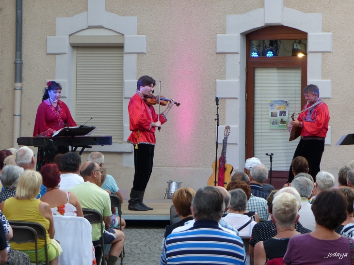 Saint Jean de Bournay. Les vendredis de l'été. 17/07/2015 Troïka. - Saint-Jean-de-Bournay