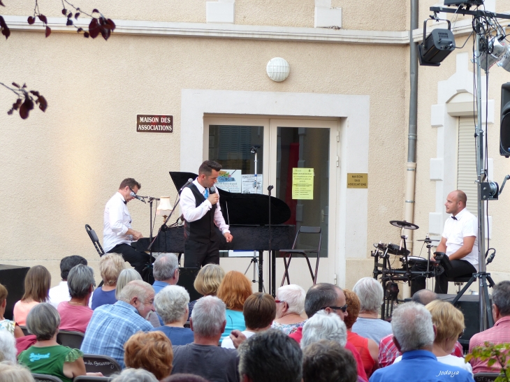 Saint Jean de Bournay. Les vendredis de l'été. 24/07/2015. Les Pies qui Chantent. - Saint-Jean-de-Bournay