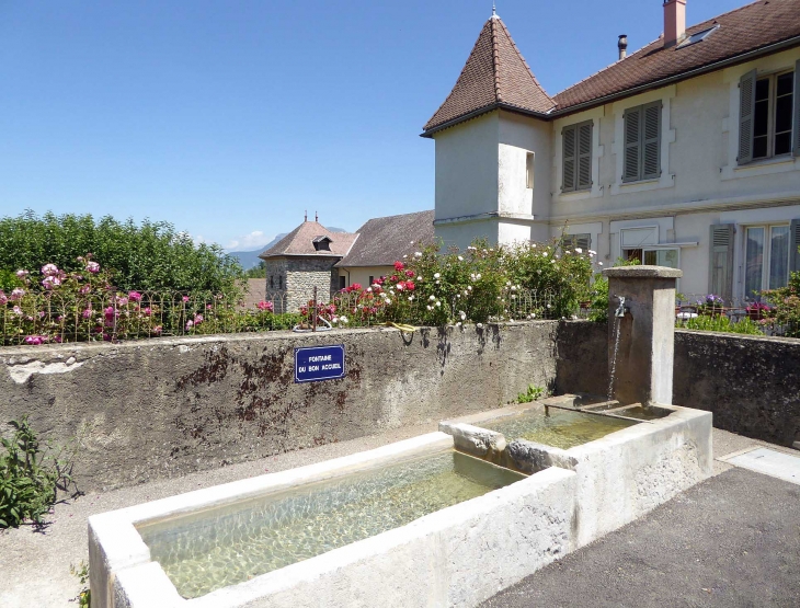 Fontaine devant le château - Saint-Maurice-en-Trièves