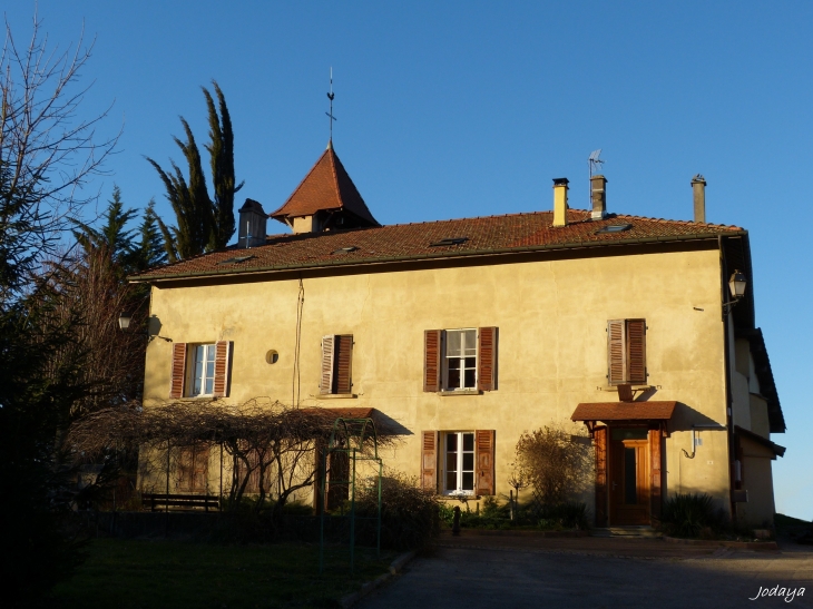 Saint-Paul-d'Izeaux. L'église et l'ex-mairie.