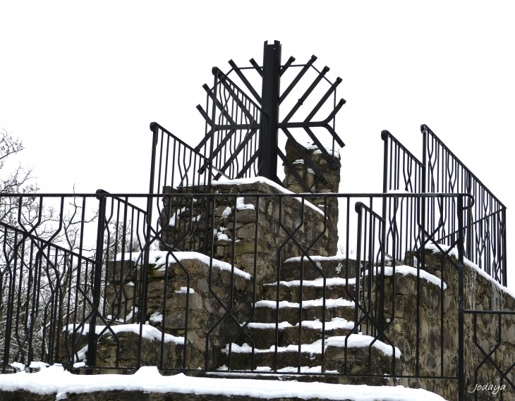 Saint Quentin Fallavier. Le château de Fallavier. - Saint-Quentin-Fallavier