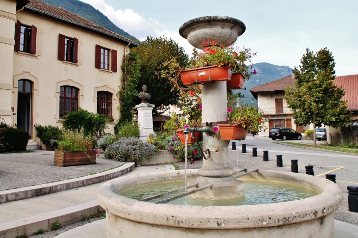 Fontaine - Saint-Vincent-de-Mercuze