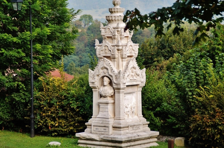 Monument Dédié A Ernest Doudart-de-la-Grée ( Explorateur ) - Saint-Vincent-de-Mercuze