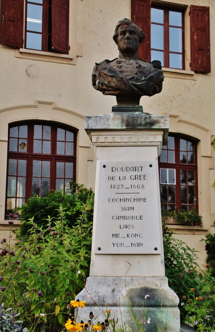 Monument Dédié A Ernest Doudart-de-la-Grée ( Explorateur ) - Saint-Vincent-de-Mercuze