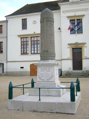 Monuments aux morts / Mairie - Vignieu