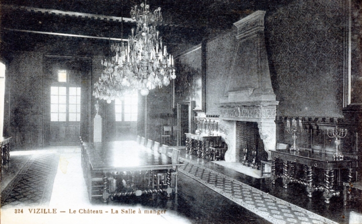 Le château - La salle à manger, vers 1920 (carte postale ancienne). - Vizille