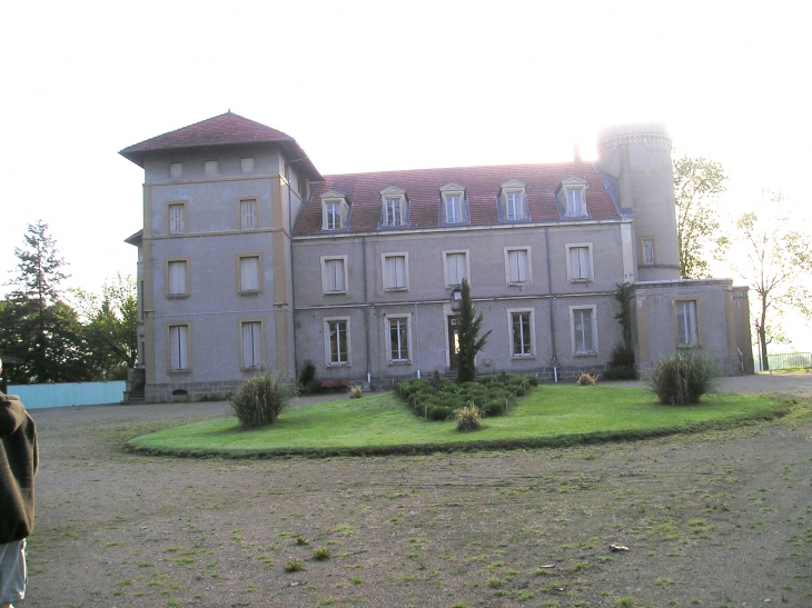 Le chateau de la CCAS au grabd Clos - Cuzieu