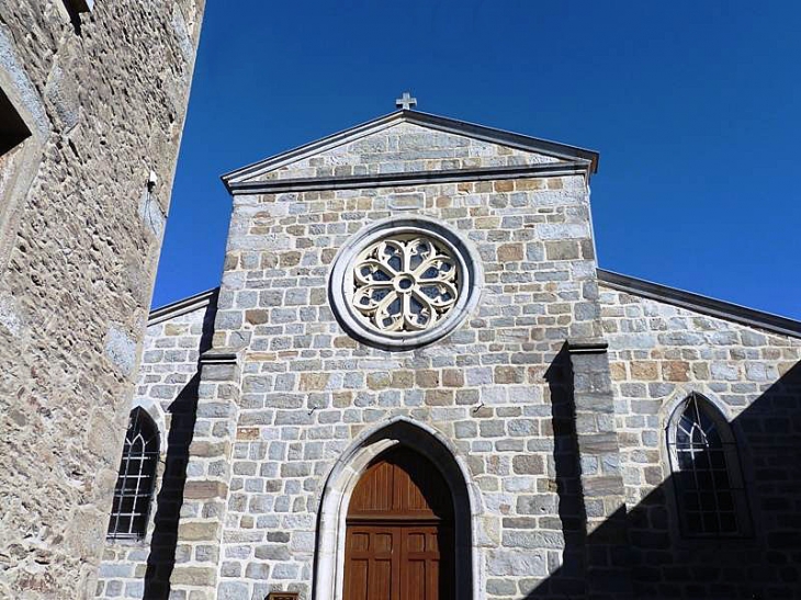 L'entrée de l'église - Farnay