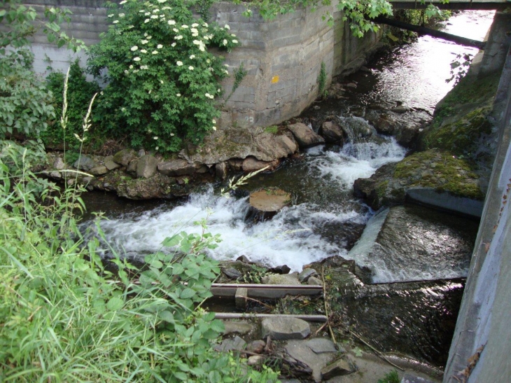 Le Chambon-Feugerolles (42500) Le Cotatay (à droite sous son pont ) versant dans l'Ondaine ( en haut et à gauche