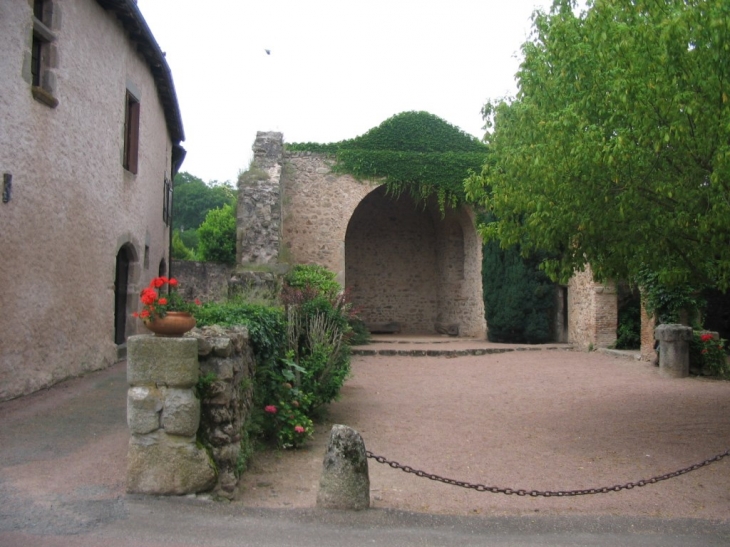 Le Crozet  - vestiges de la vieille église