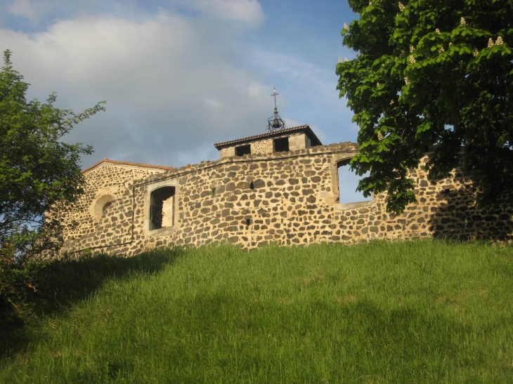 Perché sur un pic basaltique, le Prieuré et son église protégé autrefois par des remparts, veille sur le village - Montverdun