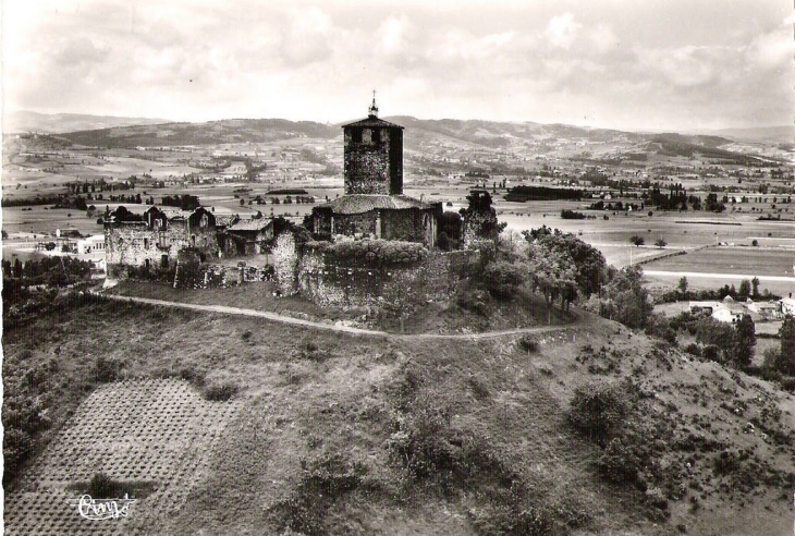 Le Prieuré de Montverdun sur son pic