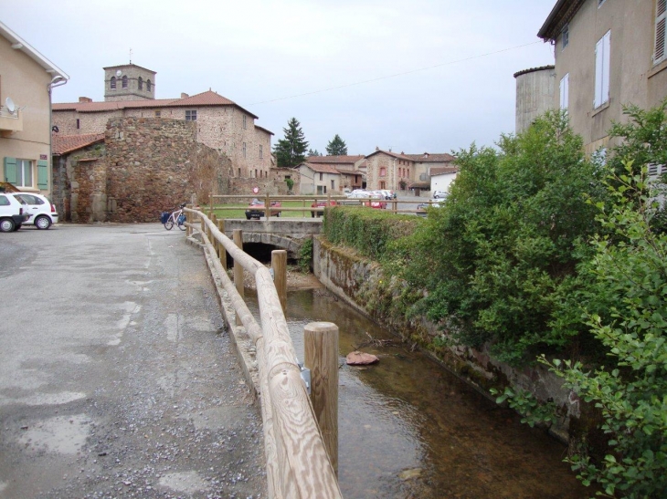 Pouilly-lès-Feurs (42110) Quai de la Vesne, au fond le prieuré