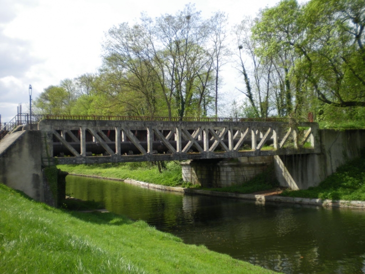 PONT A ROANNE  NON LOIN DE LA  SPA