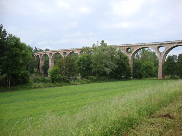 Saint-Georges-de-Baroille (42510) pont-viaduc