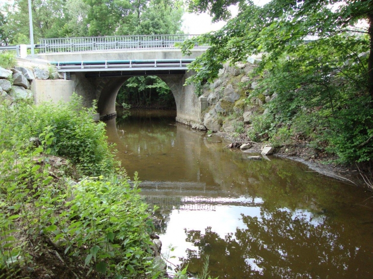 Saint-Laurent-la-Conche (42210) pont sur la Toranche