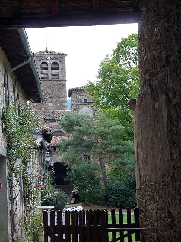 Vers l'église - Sainte-Croix-en-Jarez