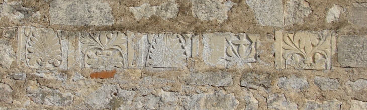 Fragments de Structure antique dans la façade de l'Eglise Saint-Cyr - Ambérieux