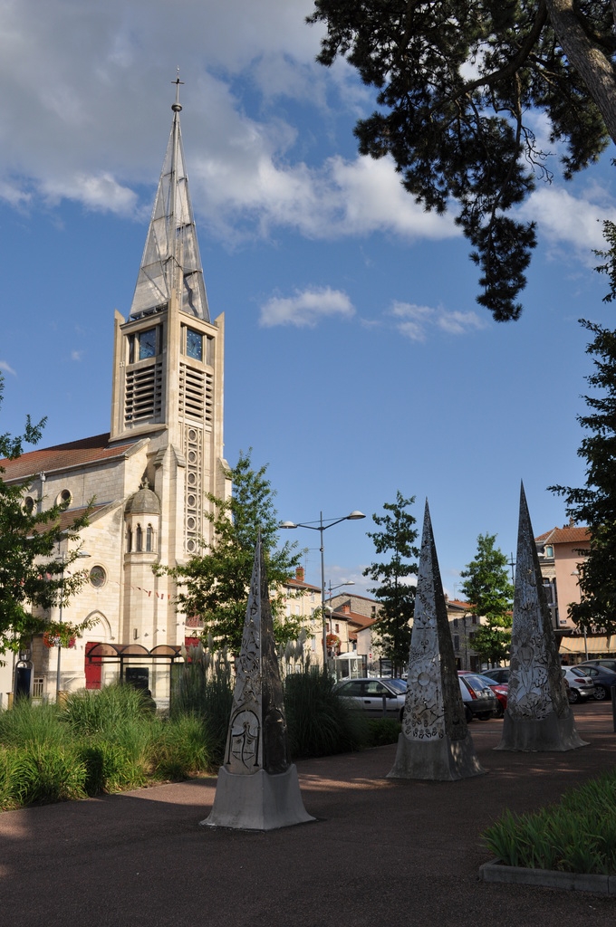 Les Pyramides de Marc Da Costa et l'Eglise - Anse