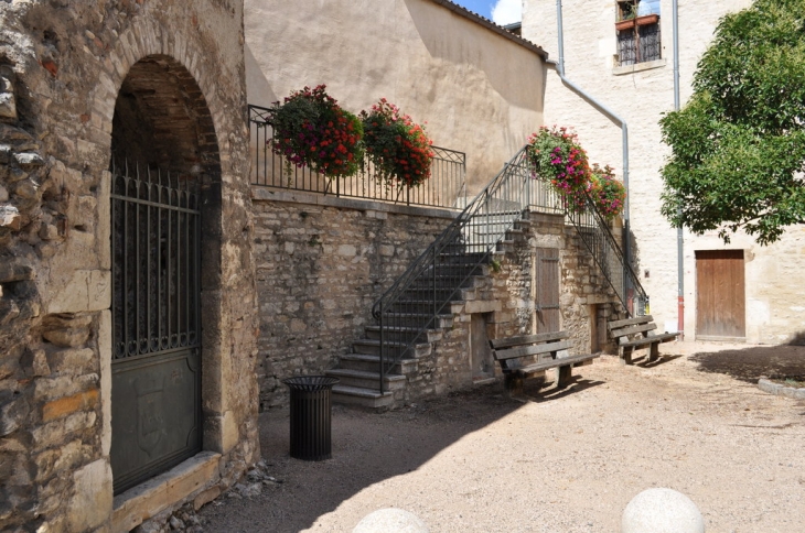 Le Trou du Chien Square du Puits de la Chaîne - Anse